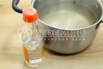 В кипящий маринад добавить 1 ст. ложку 70 % уксусной эссенции на 1 литр рассола.