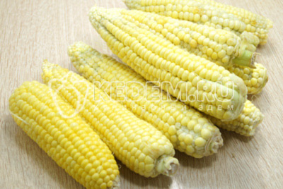 Отрезать хвостики кукурузы, если кастрюля маленькая то разрезать початки на половинки.