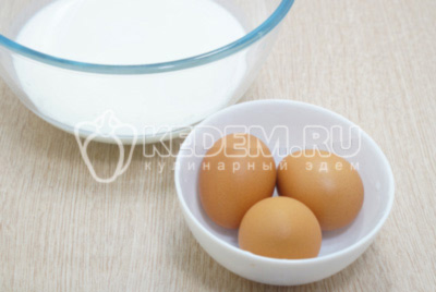 В миску влить 400 мл молока 3,2% жирности, добавить 3 яйца.