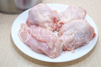 2-3 куриных спинки и куриное филе промыть и обсушить.