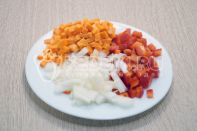 Кубиками нарезать 1-2 луковицы, 1 морковь и 1 болгарский перец.