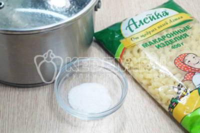 1,5 литра воды вскипятить и добавить 1/2 чайной ложки соли.