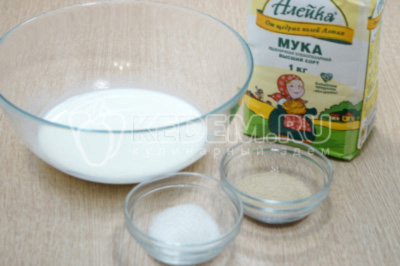 В миску влить 250 мл теплого молока, добавить 1 ст. ложку сахара и 1 чайную ложки сухих дрожжей.