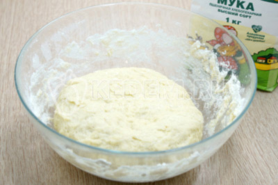 Замесить тесто и накрыть пищевой пленкой, оставить на 30 минут.