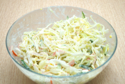 Заправить салат 2 ст. ложками майонеза, посолить по вкусу и перемешать.