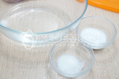 В миску налить кипяченую остуженную воду, добавить 1 ст. сахара и 3 ст. ложки соли. Перемешать рассол.