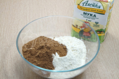 70 грамм какао смешать с 200 граммами муки ТМ «Алейка», от щедрых полей Алтая.