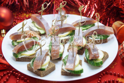 Бутерброды с красной рыбой на праздничный стол готовы