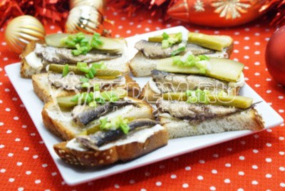 Бутерброды со шпротами на праздничный стол готовы