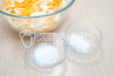 Овощи сложить в миску добавить 1 ч ложку сахара и 1/2 ч. ложку соли.