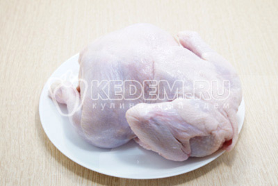 Тушку курицы весом 1,5 килограмма промыть и обсушить.