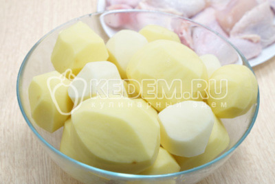 1,5 -2 килограмма картофеля очистить.