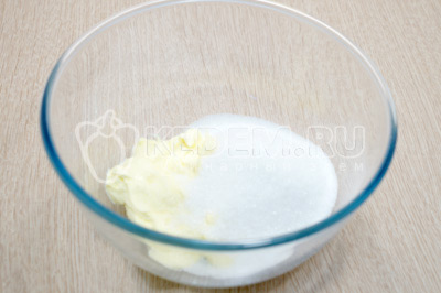 150 грамм мягкого сливочного масла смешать в миске с 200 граммами сахара.