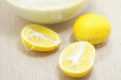 1 лимон разрезать на половинки.