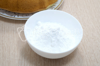 Для глазури в миску всыпать 200 грамм сахарной пудры.