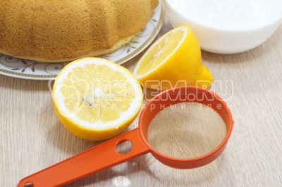 Выдавить сок лимона через сито в миску с сахарной пудрой.