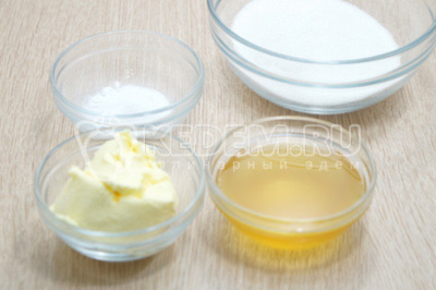 Отмерить 100 г сахара, 2 ст. ложки жидкого меда, 1 ч. ложку соды и 75 г сливочного масла комнатной температуры.