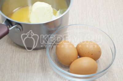 Все ингредиенты поместить в сотейник и добавить 3 яйца.