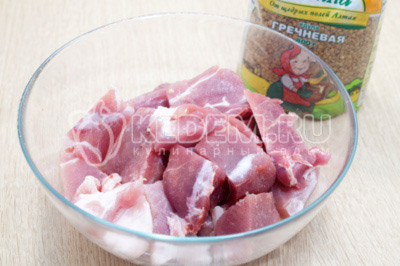 500 грамм мякоти свинины нарезать кусочками.
