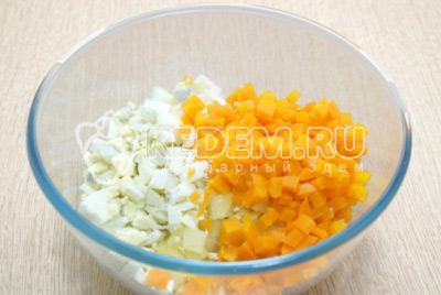 В миску нарезать кубиками овощи и яйца.