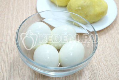4 яйца, 2 картофелины отварить, остудить и очистить.