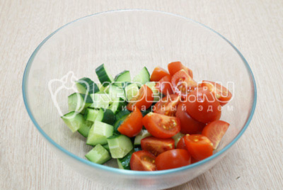 В миску нарезать 1 свежий огурец кусочками и 3-4 помидоры частями. 