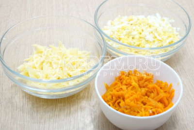 2 отварных яйца, 1 отварную морковь и 100 гр сыра натереть на терке.