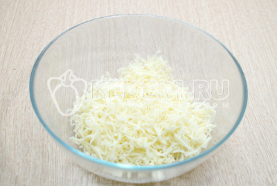 120 грамм сыра натереть на средней терке. 
