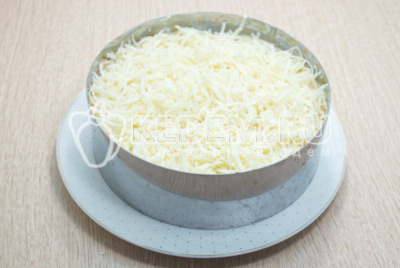 Добавить слой тертого сыра и смазать майонезом.