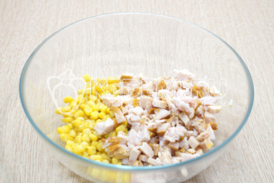 200 г копченого куриного филе нарезать кубиками в миску, добавить 100 г консервированной кукурузы.