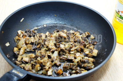 Обжарить мелко нарезанные грибы с луком, 5-6 минут помешивая. Немного посолить.