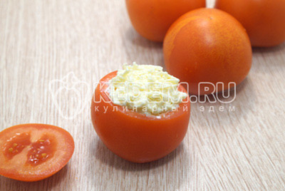 Нафаршировать помидор сырной начинкой.