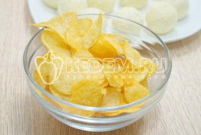 Отмерить 200 г картофельных чипсов со вкусом сыра, приготовить новый мешочек и скалку.