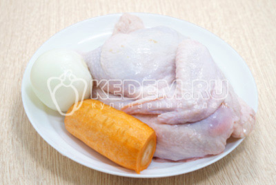 Половину тушки курицы промыть, луковицу и 1 морковь очистить.