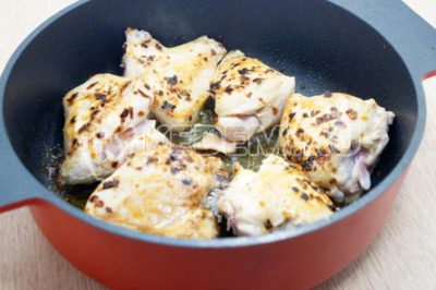 Обжарить кусочки курицы по 2-3 минуты со всех сторон.