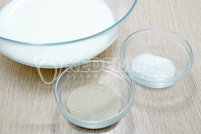 В миске подогреть 400 мл молока, добавить 10 грамм сухих дрожжей и 1 ст. ложку сахара. Оставить на 15 минут.