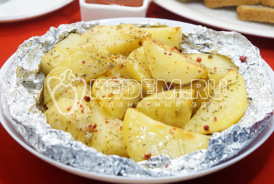 Картофель в фольге в духовке готов