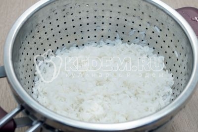 Отварной рис откинуть на дуршлаг и промыть водой, дать воде стечь.