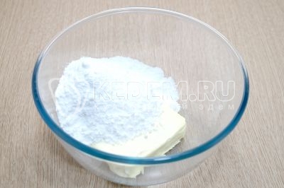 150 грамм маргарина комнатной температуры смешать в миске с 150 граммами сахарной пудры.