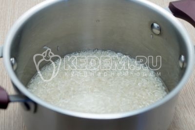 150 г риса промыть, выложить в кастрюлю и залить 400 мл воды. Варить на среднем огне помешивая 15 минут.