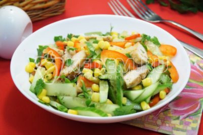 Салат из курицы с овощами без майонеза готов