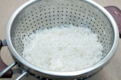 Отварной рис откинуть на дуршлаг и промыть, дать воде стечь и остудить рис.