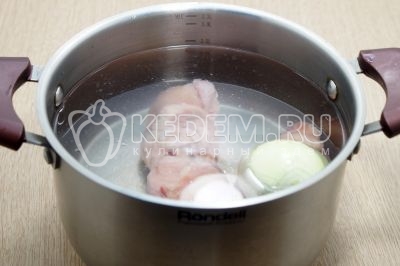 Сложить мясо с луком в кастрюлю, залить 2 литрами холодной воды и поставить варить, 25-30 минут.
