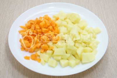 2 картофелины и 1 морковь очистить, нарезать кубиками. Добавить в кастрюлю, варить 3-5 минут.