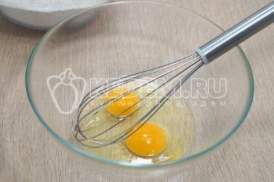 В другой миске взбить 2 яйца венчиком.