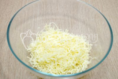 100 грамм твердого сыра натереть на терке в миску.