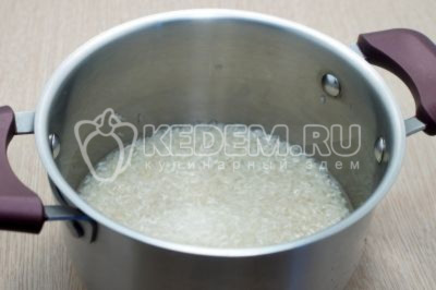 150 г риса промыть, выложить в кастрюлю и залить 400 мл воды. Варить на среднем огне помешивая 15 минут.