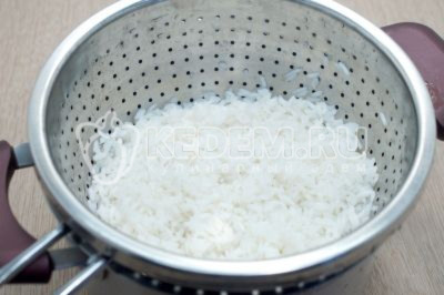 Готовый рис откинуть на сито и промыть. Дать воде стечь.