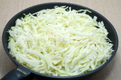 Выложить нашинкованную капусту в сковороду и обжарить 5-7 минут помешивая.