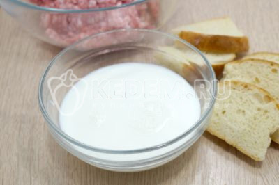 В миску влить 150 мл молока и нарезать 100 г белого хлеба.